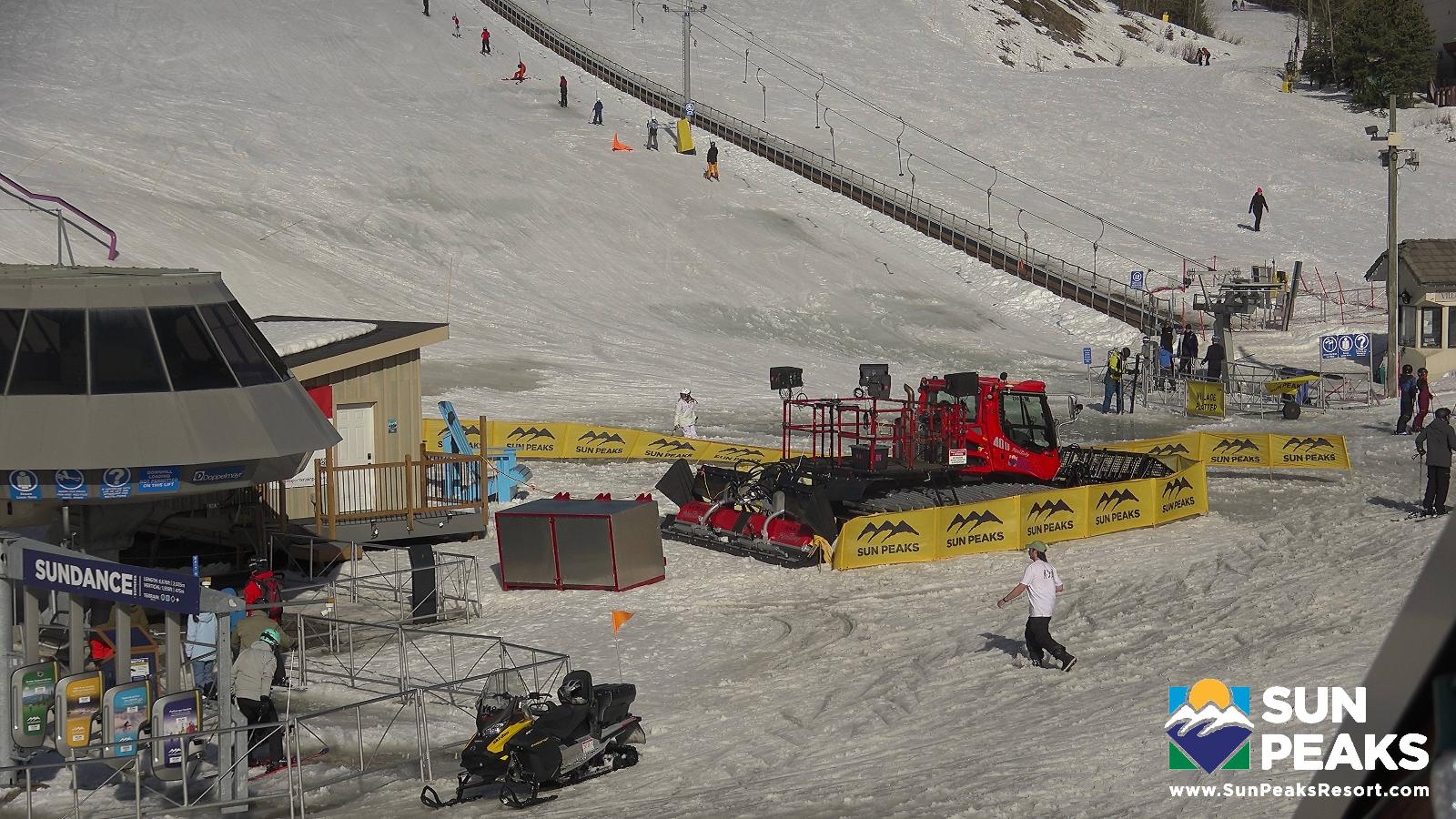 Webcam Sun Peaks: Village Day Lodge Slopeside