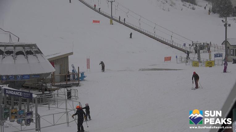 Webcam Sun Peaks: Village Day Lodge Slopeside