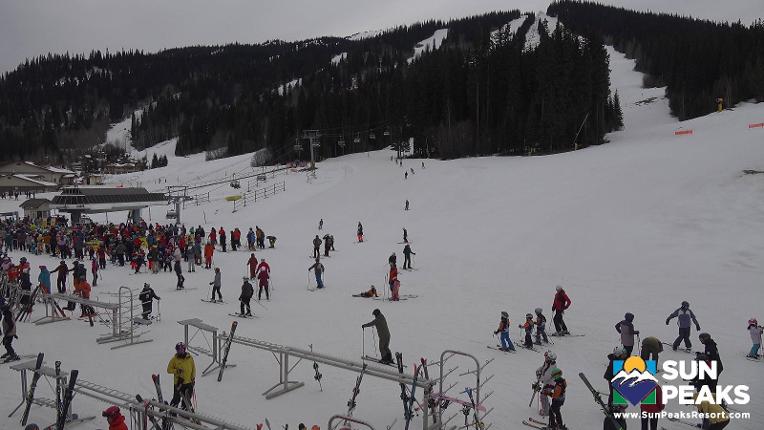 Webcam Sun Peaks: Village Day Lodge Slopeside