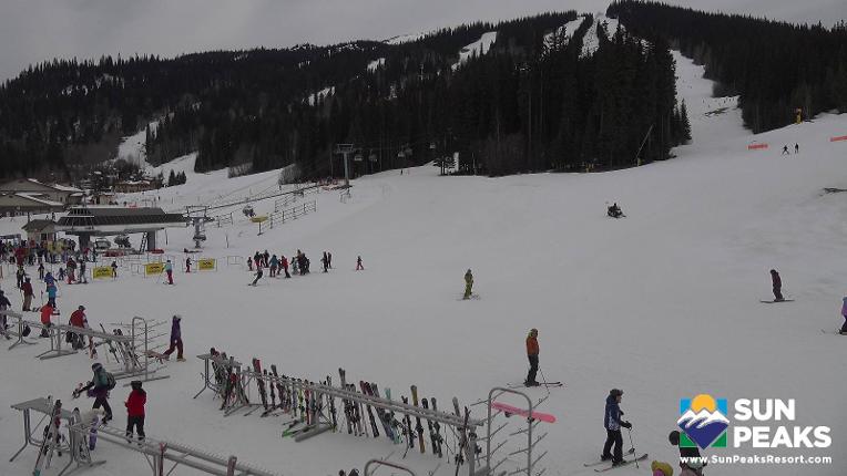Webcam Sun Peaks: Village Day Lodge Slopeside