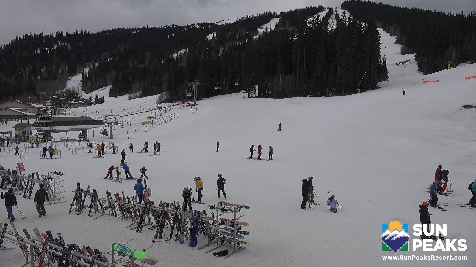 Webcam Sun Peaks: Village Day Lodge Slopeside