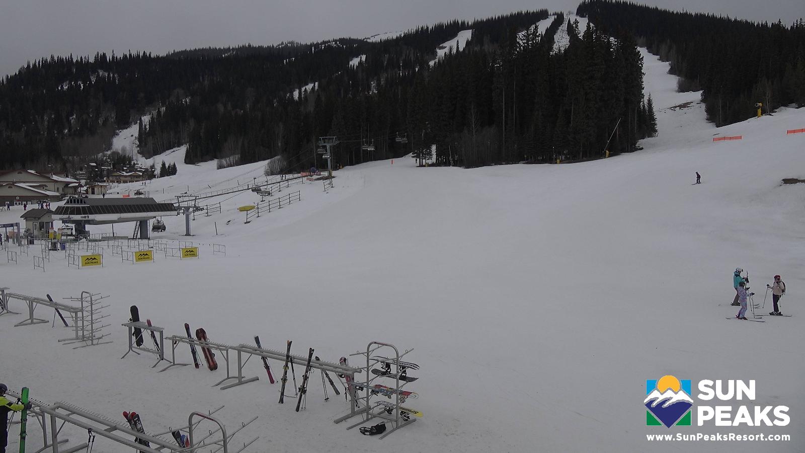 Webcam Sun Peaks: Village Day Lodge Slopeside