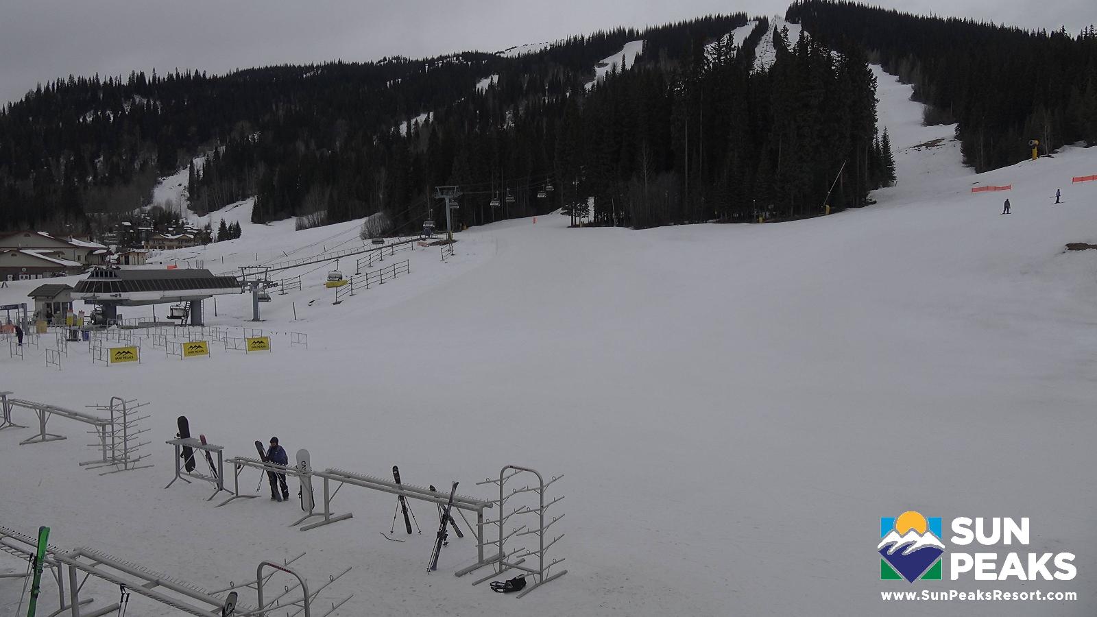 Webcam Sun Peaks: Village Day Lodge Slopeside