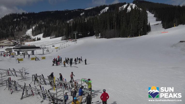 Webcam Sun Peaks: Village Day Lodge Slopeside