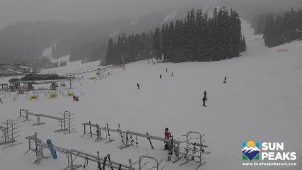 Sun Peaks: Village Day Lodge Slopeside (sunpeaksresort.com)