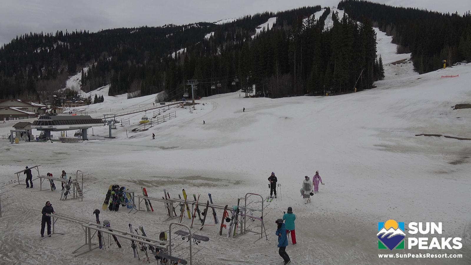 Webcam Sun Peaks: Village Day Lodge Slopeside