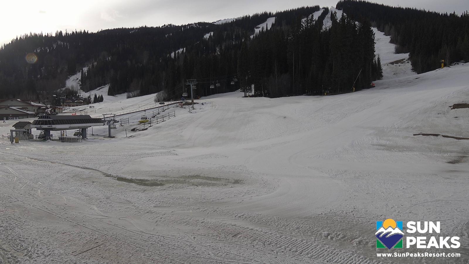 Webcam Sun Peaks: Village Day Lodge Slopeside
