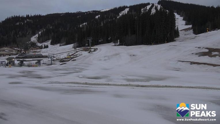 Webcam Sun Peaks: Village Day Lodge Slopeside