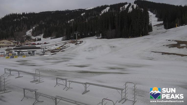 Webcam Sun Peaks: Village Day Lodge Slopeside
