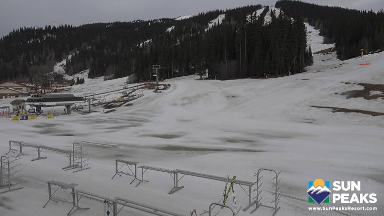 Webcam Sun Peaks: Village Day Lodge Slopeside