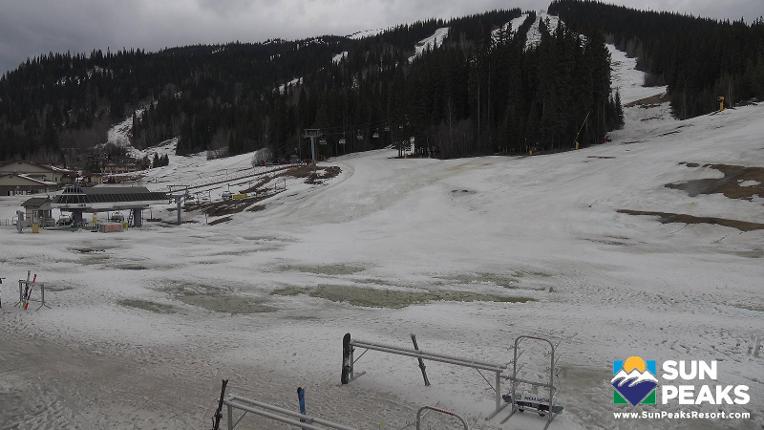 Webcam Sun Peaks: Village Day Lodge Slopeside