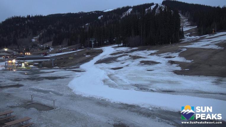 Webcam Sun Peaks: Village Day Lodge Slopeside