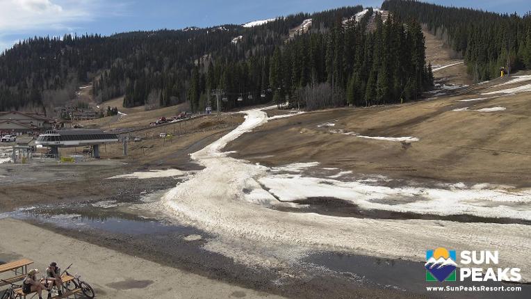 Webcam Sun Peaks: Village Day Lodge Slopeside