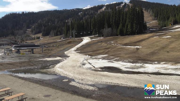 Webcam Sun Peaks: Village Day Lodge Slopeside