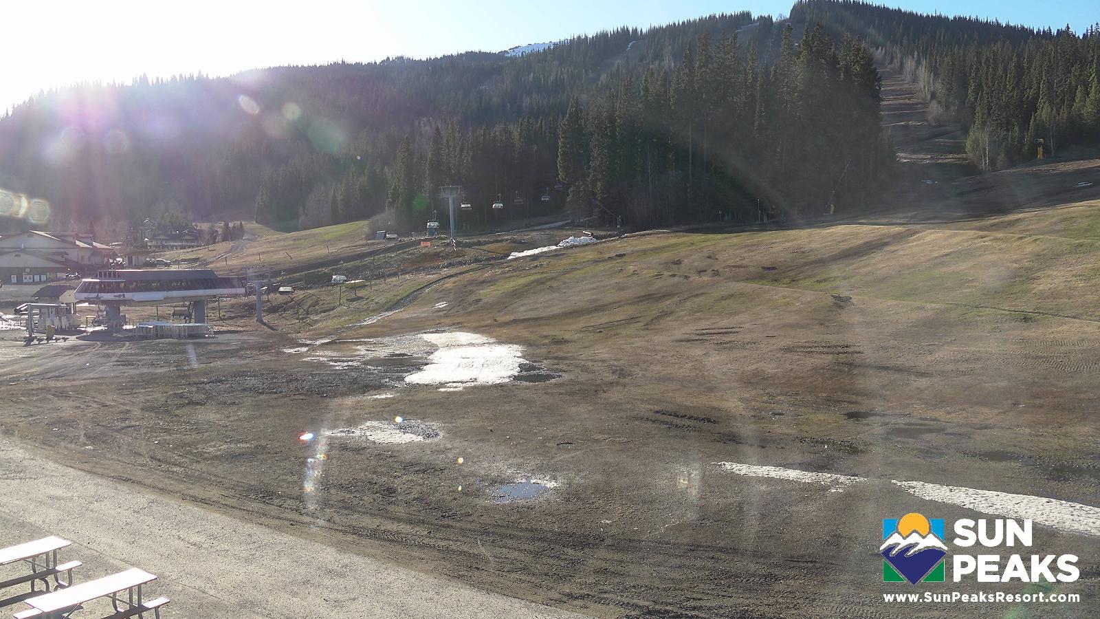 Webcam Sun Peaks: Village Day Lodge Slopeside