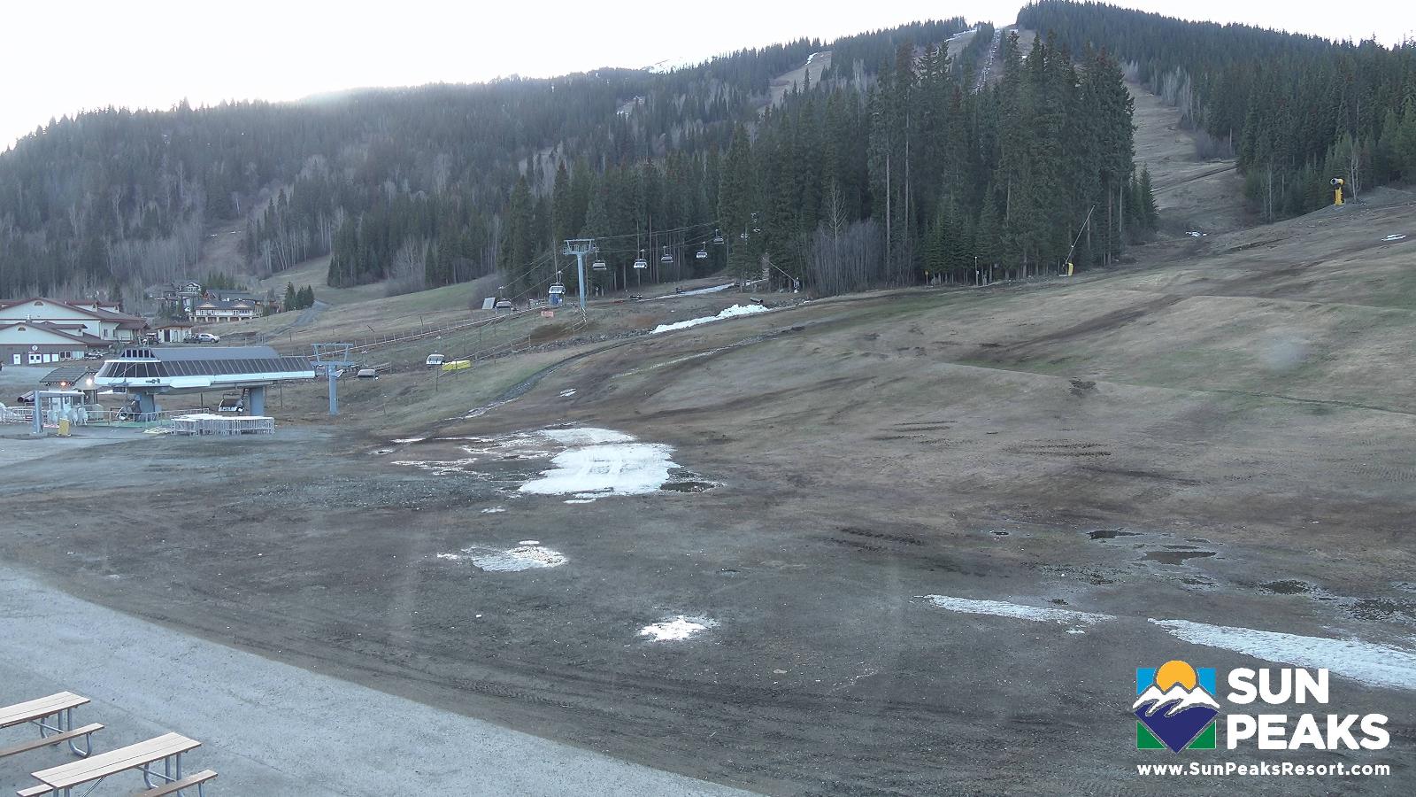 Webcam Sun Peaks: Village Day Lodge Slopeside