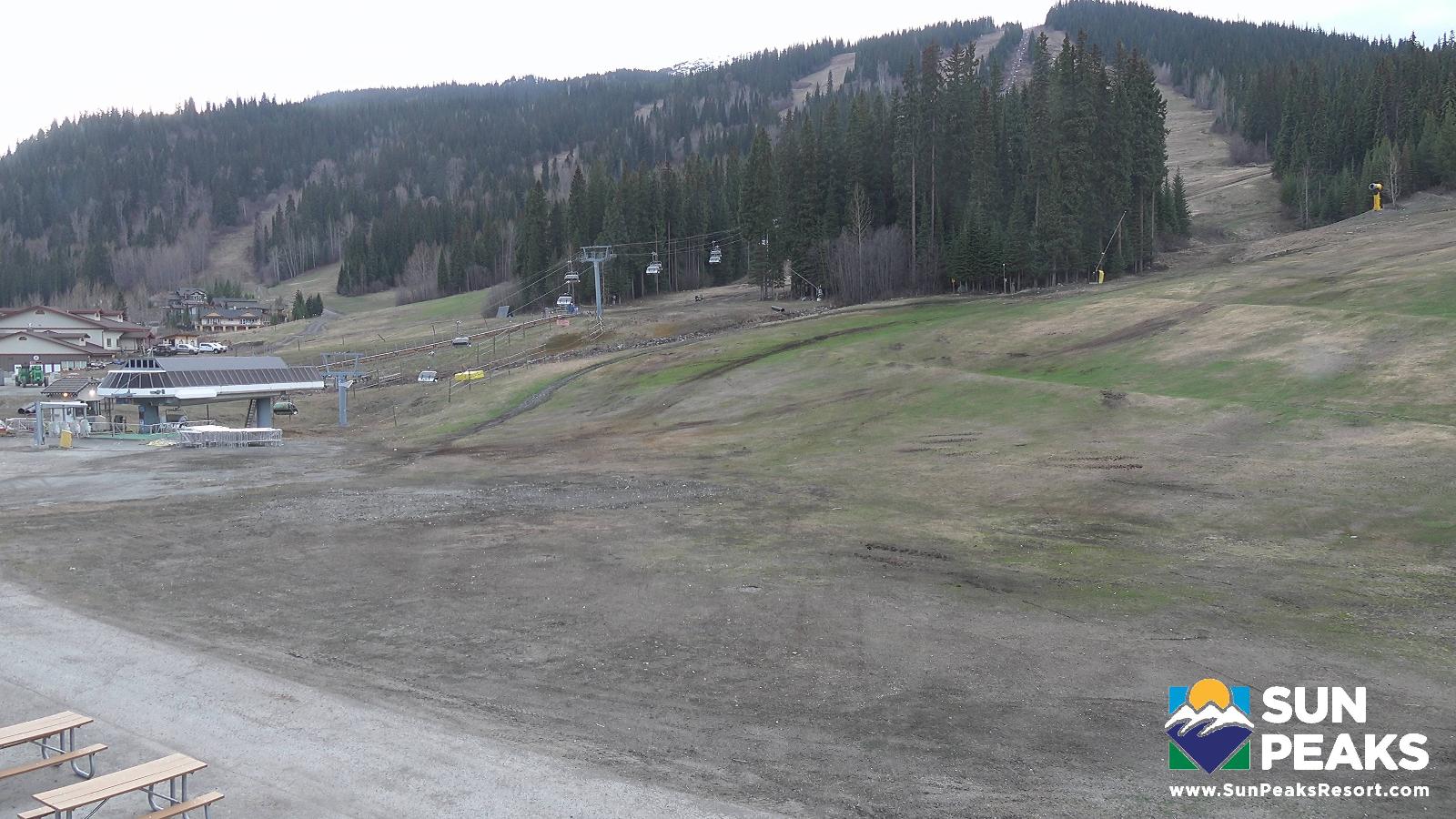 Webcam Sun Peaks: Village Day Lodge Slopeside