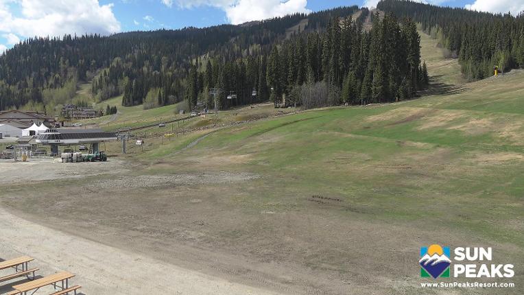 Webcam Sun Peaks: Village Day Lodge Slopeside