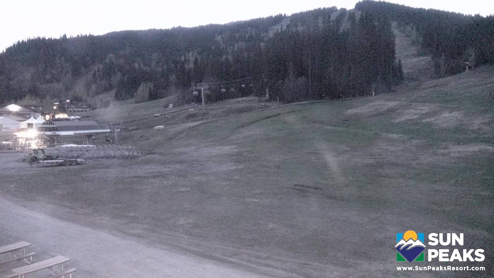 Webcam Sun Peaks: Village Day Lodge Slopeside