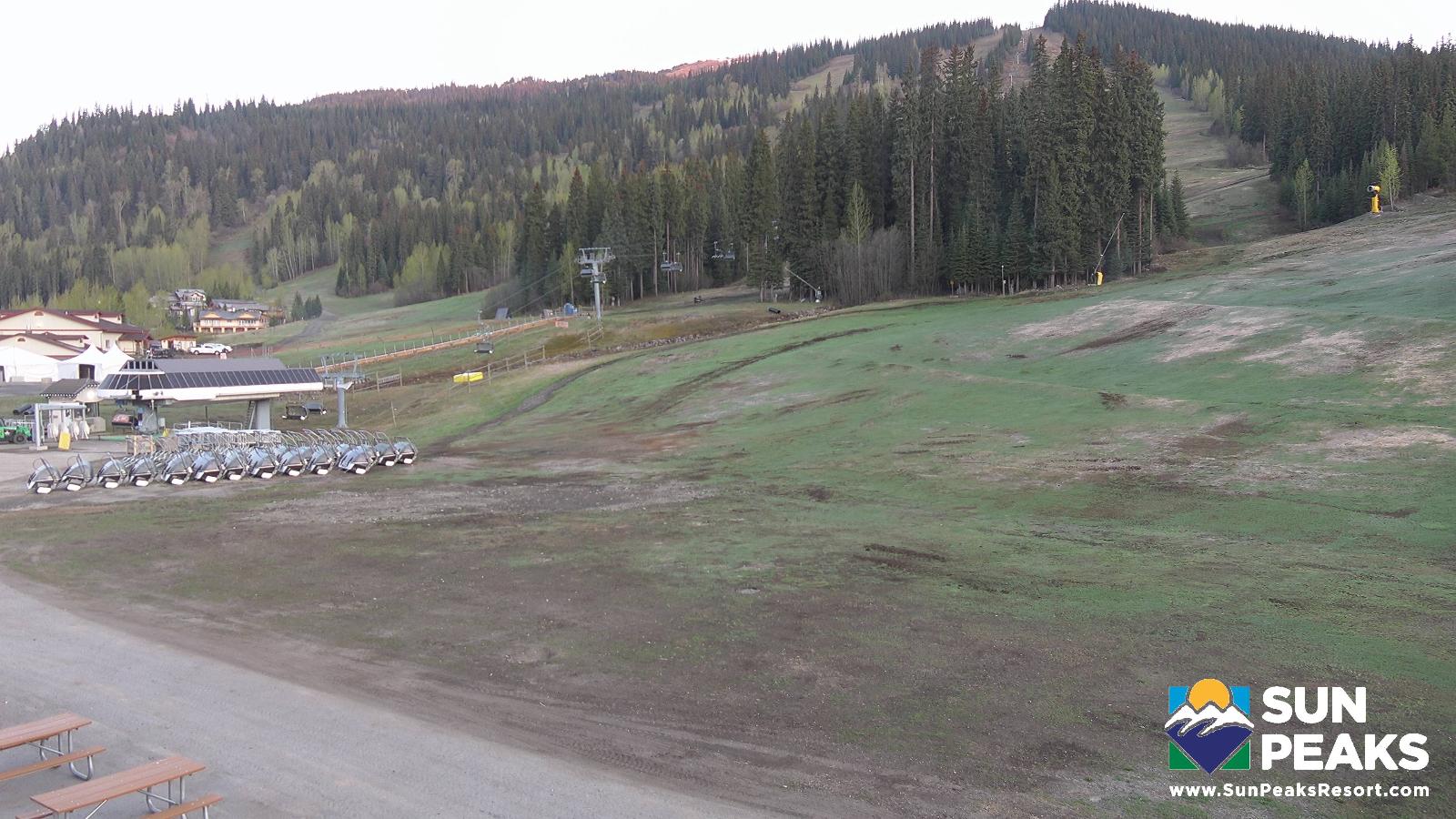 Webcam Sun Peaks: Village Day Lodge Slopeside