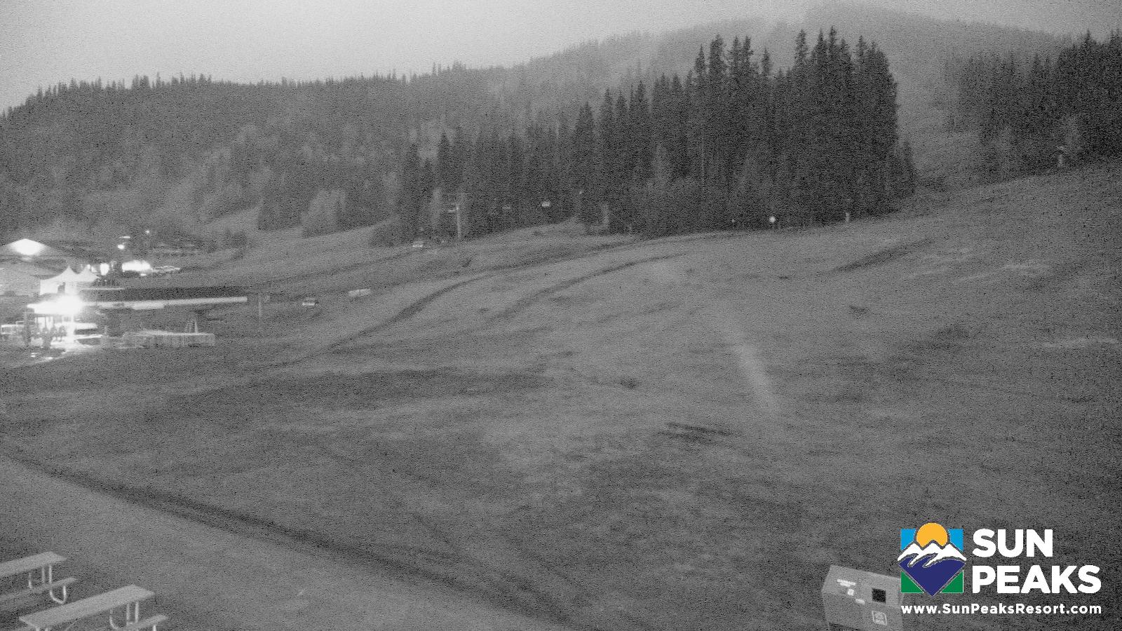 Webcam Sun Peaks: Village Day Lodge Slopeside