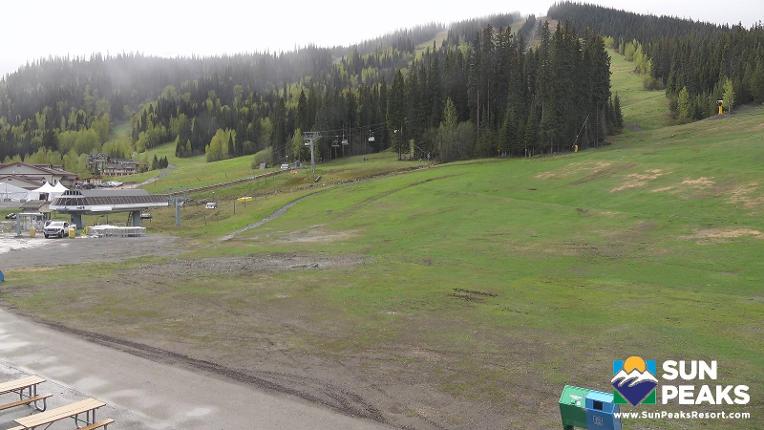 Webcam Sun Peaks: Village Day Lodge Slopeside