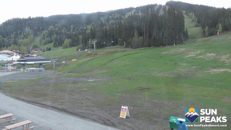 Webcam Sun Peaks: Village Day Lodge Slopeside