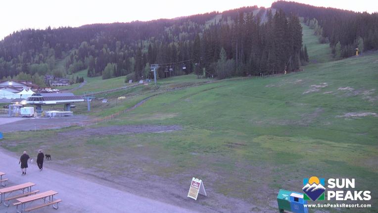 Webcam Sun Peaks: Village Day Lodge Slopeside