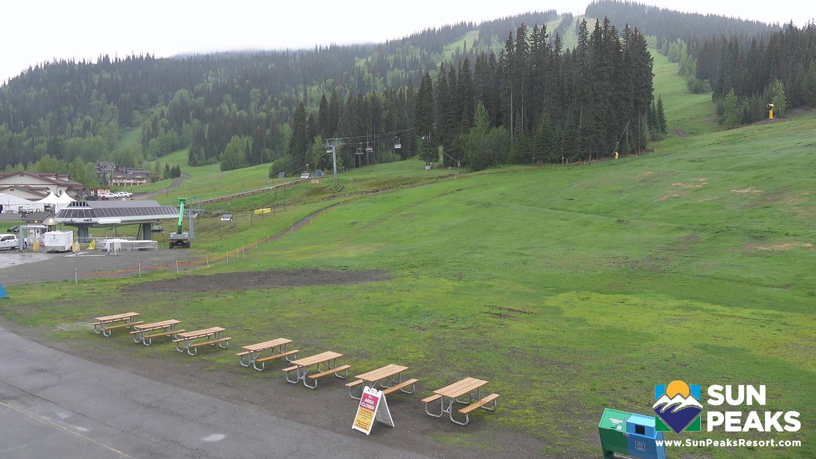 Webcam Sun Peaks: Village Day Lodge Slopeside