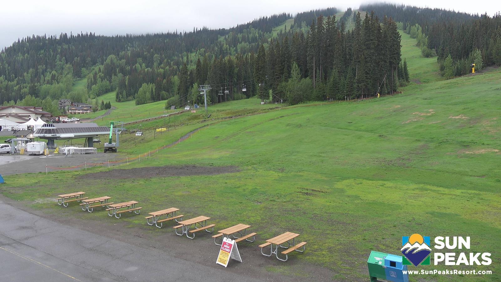 Webcam Sun Peaks: Village Day Lodge Slopeside