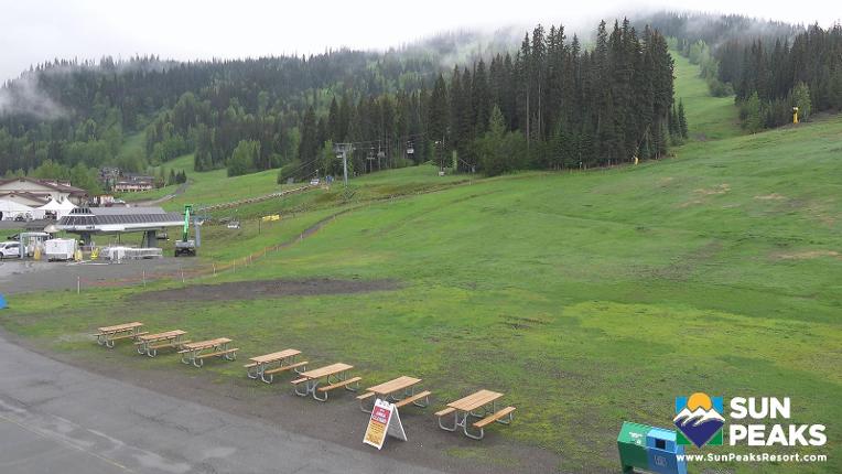 Webcam Sun Peaks: Village Day Lodge Slopeside