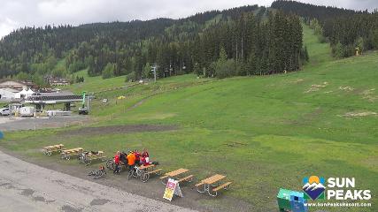 Sun Peaks: Village Day Lodge Slopeside (sunpeaksresort.com)