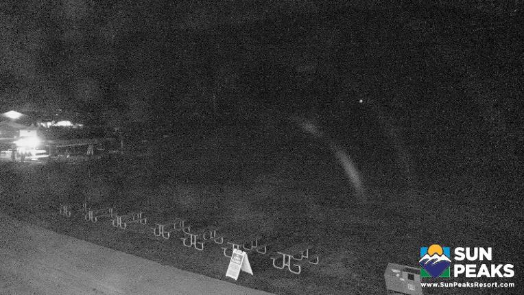Webcam Sun Peaks: Village Day Lodge Slopeside