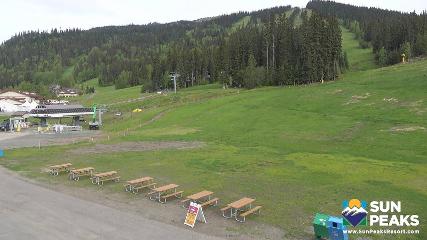 Sun Peaks: Village Day Lodge Slopeside (sunpeaksresort.com)
