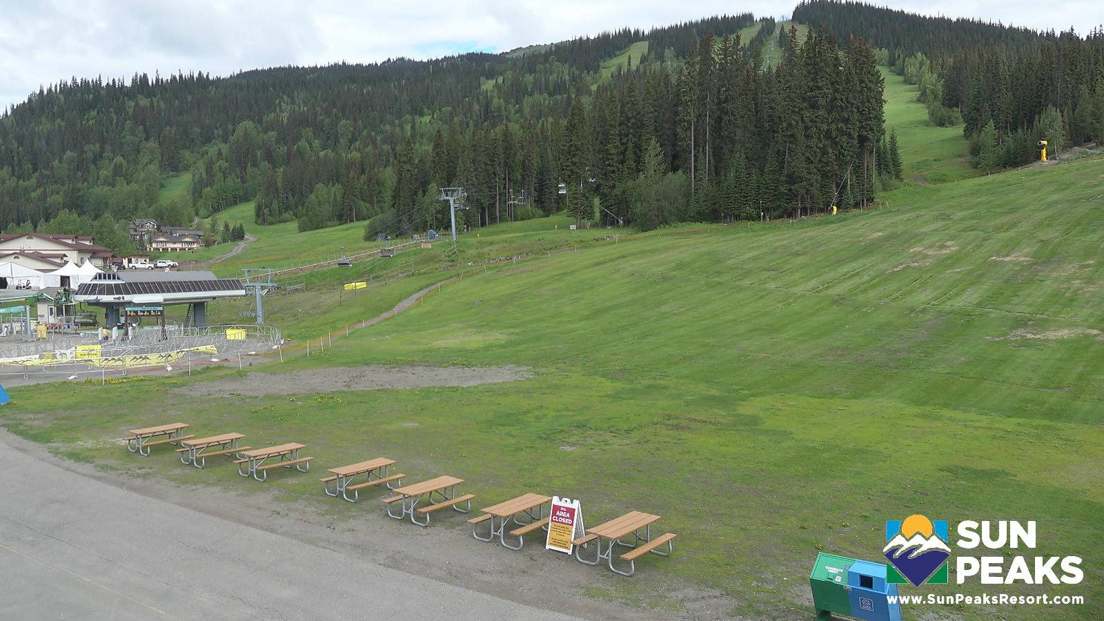 Webcam Sun Peaks: Village Day Lodge Slopeside