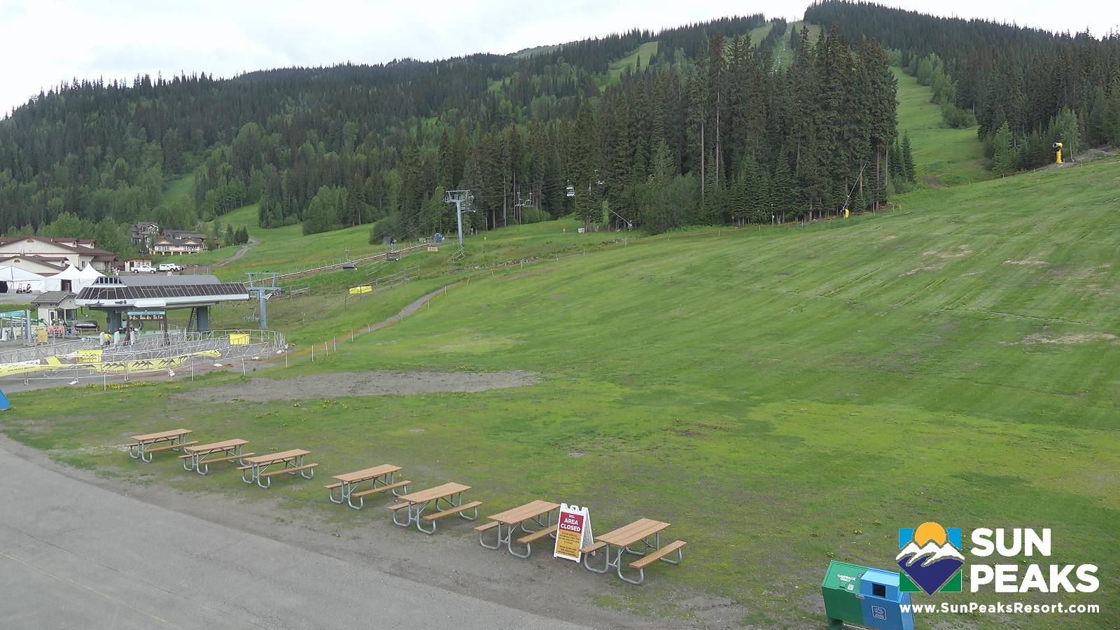 Webcam Sun Peaks: Village Day Lodge Slopeside