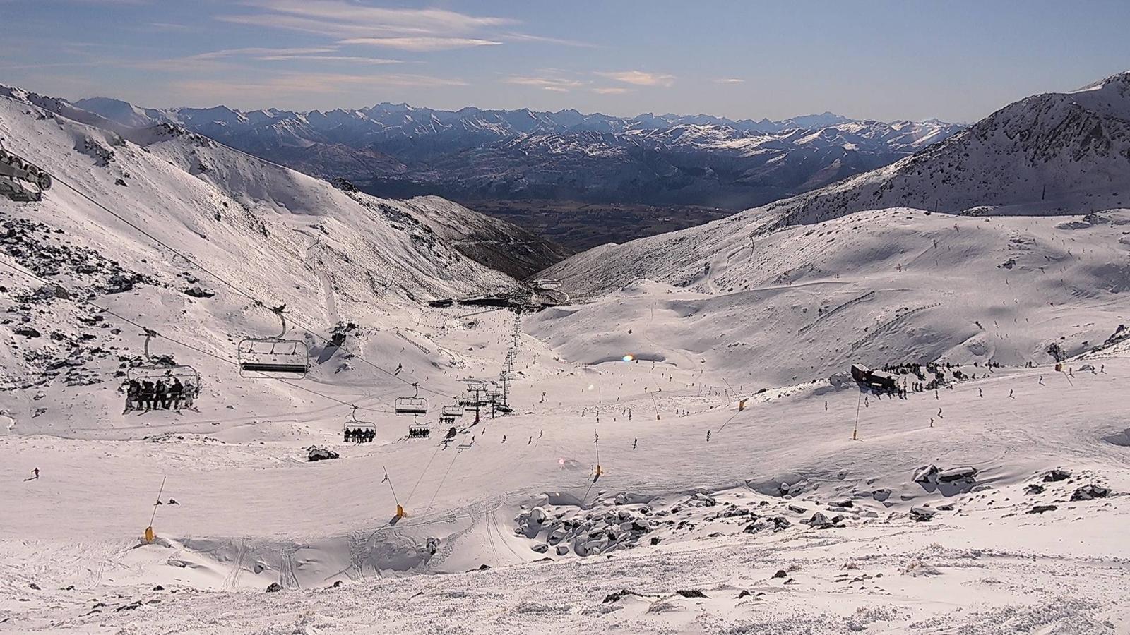 Webcam The Remarkables: Curvey basin