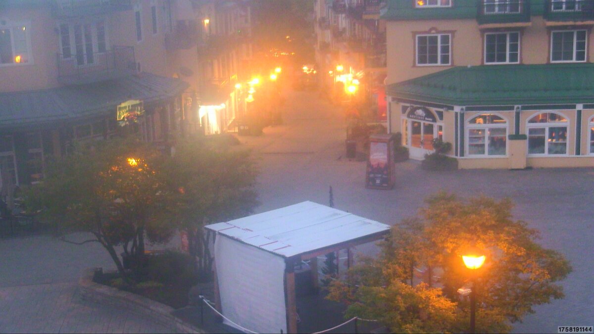 Webcam Tremblant: Place Sr-Bernard