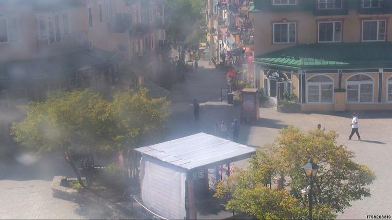 Webcam Tremblant: Place Sr-Bernard