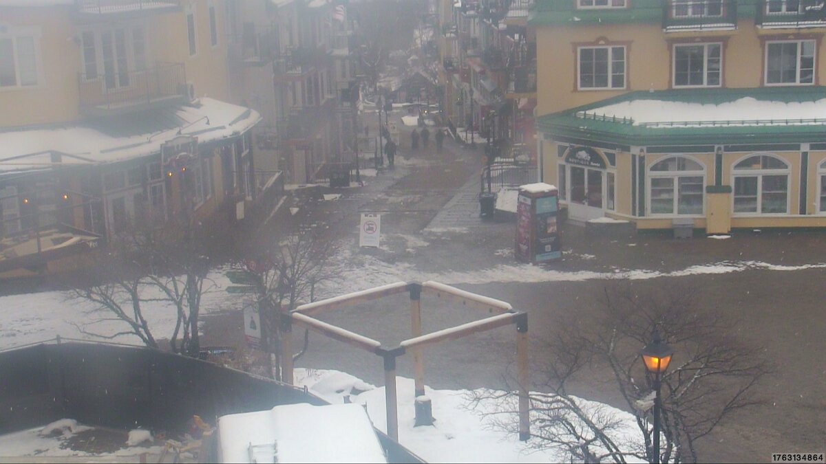Webcam Tremblant: Place Sr-Bernard