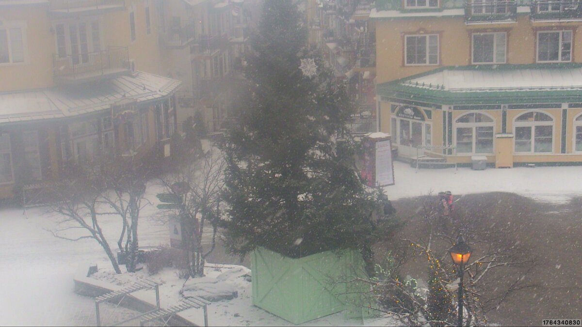 Webcam Tremblant: Place Sr-Bernard