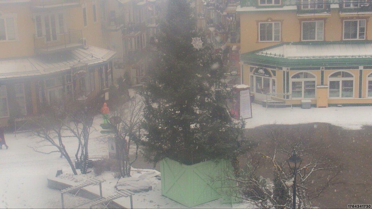 Webcam Tremblant: Place Sr-Bernard