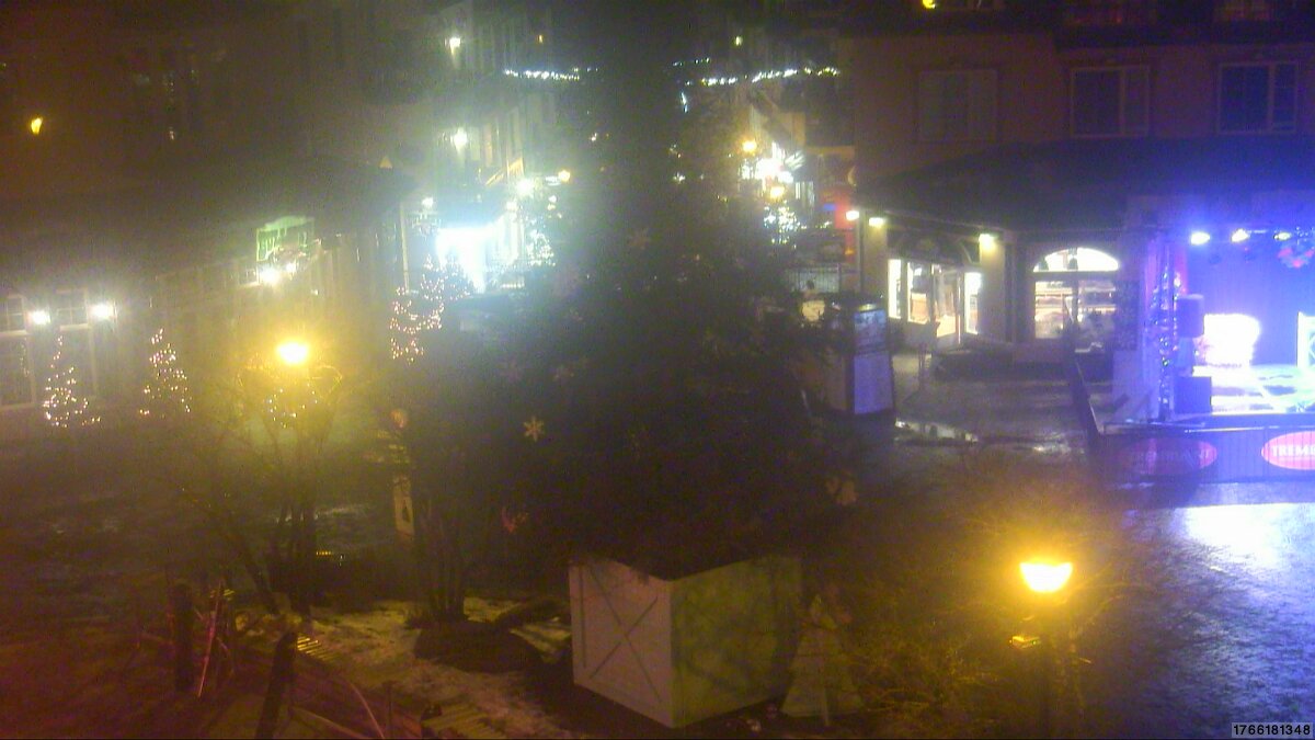Webcam Tremblant: Place Sr-Bernard