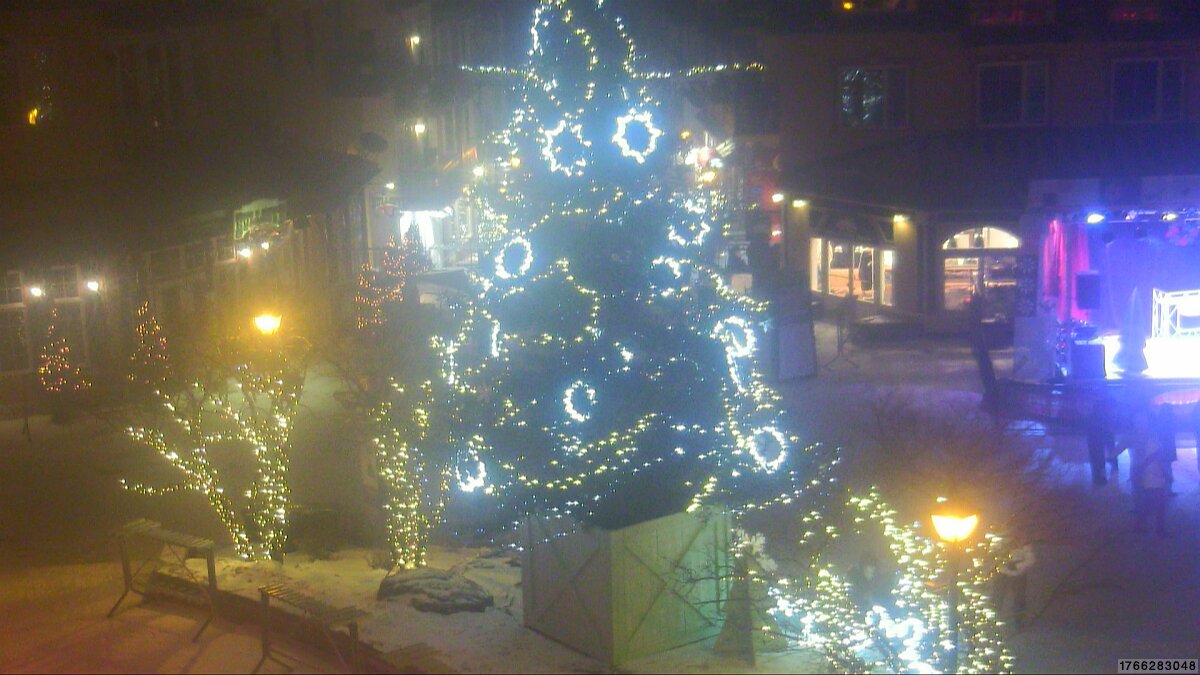 Webcam Tremblant: Place Sr-Bernard