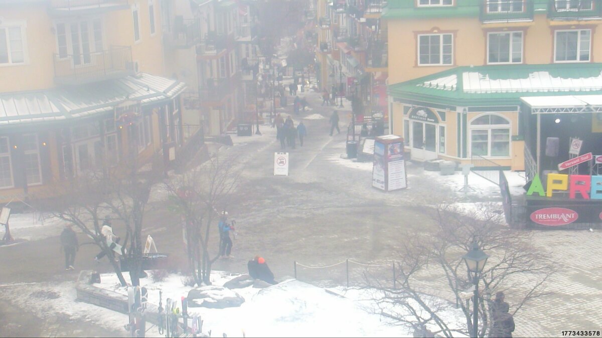 Webcam Tremblant: Place Sr-Bernard