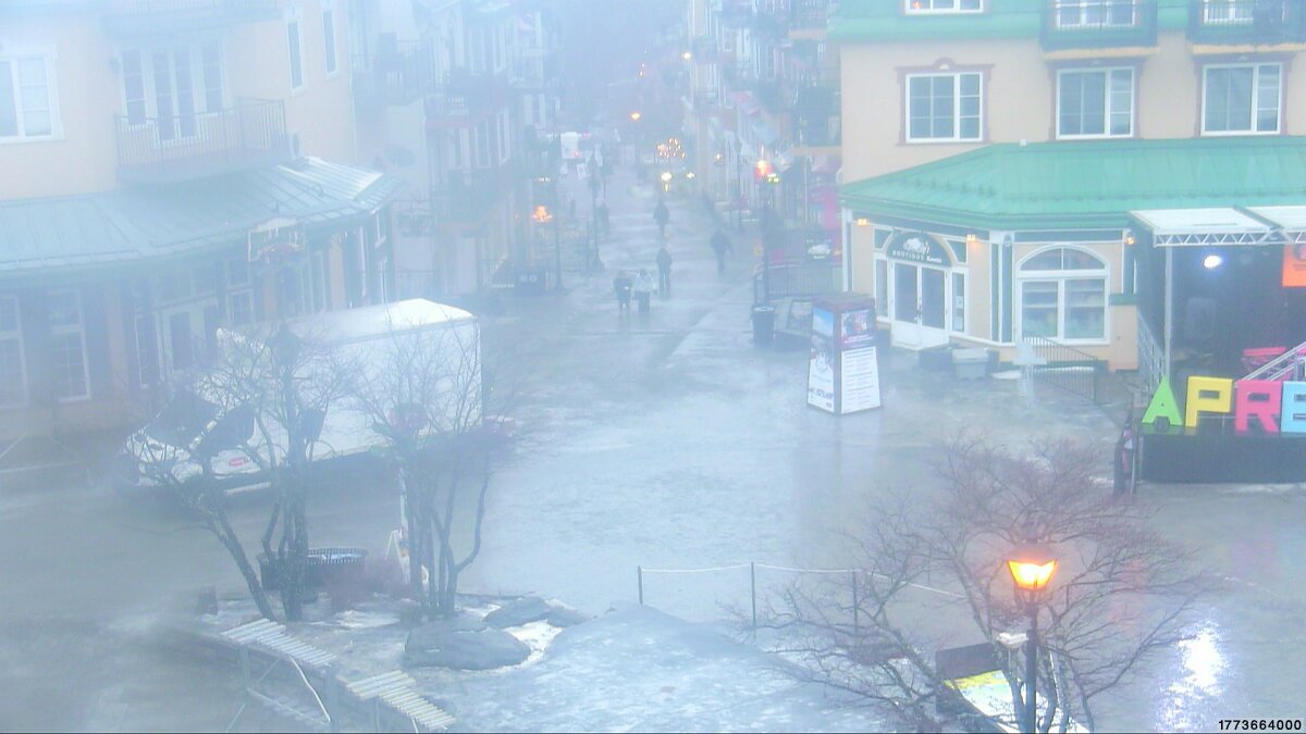 Webcam Tremblant: Place Sr-Bernard