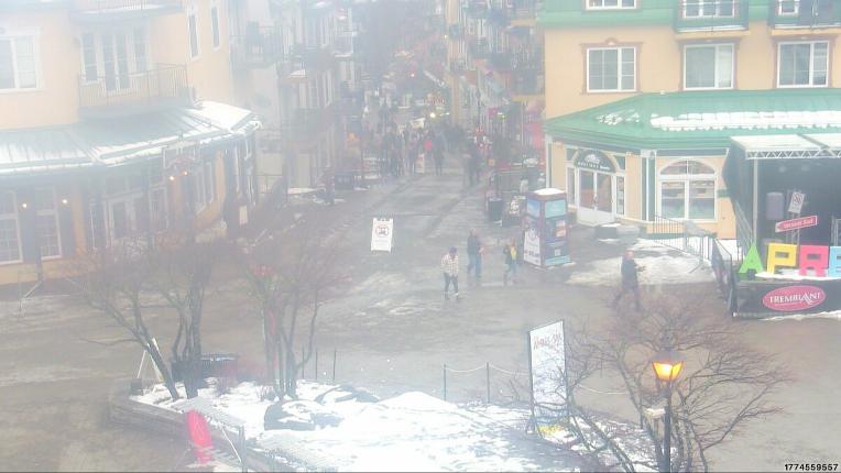 Webcam Tremblant: Place Sr-Bernard