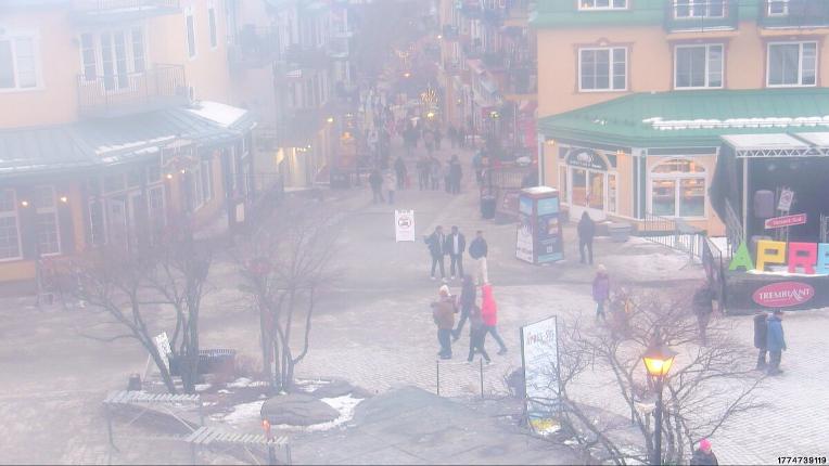 Webcam Tremblant: Place Sr-Bernard