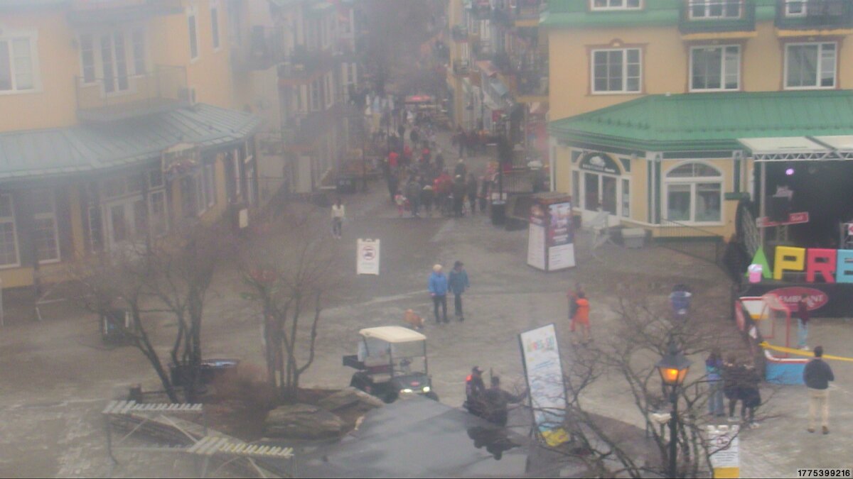 Webcam Tremblant: Place Sr-Bernard