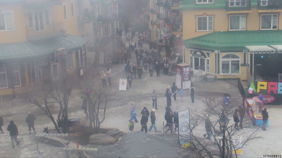 Webcam Tremblant: Place Sr-Bernard